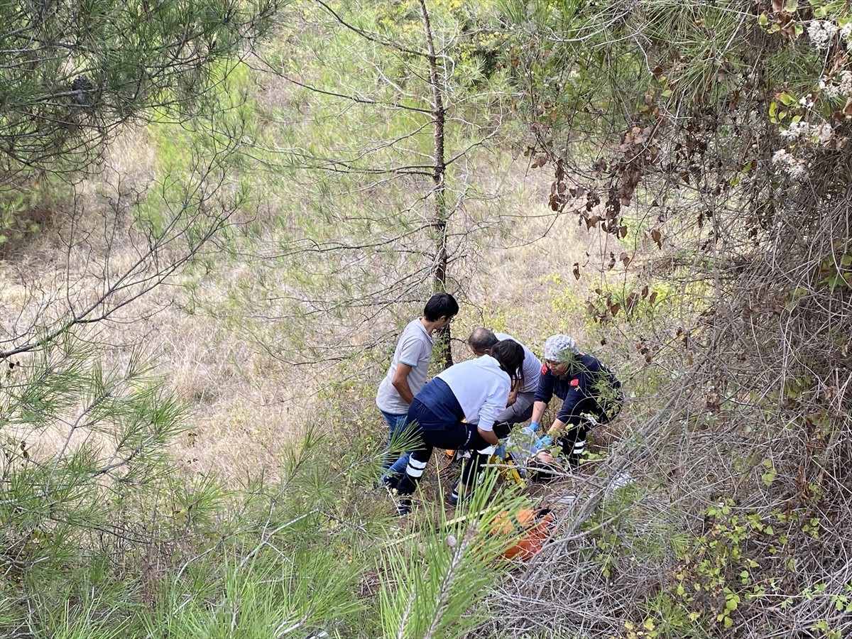 Sakarya'nın Taraklı ilçesinde şarampole devrilen motosikletin sürücüsü hastaneye...