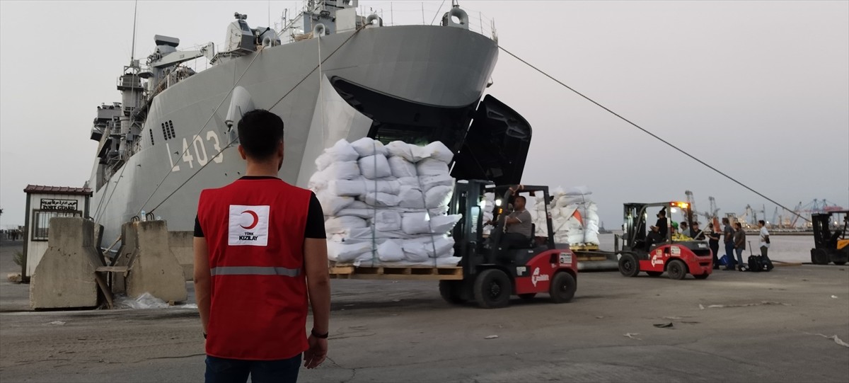 Türk Kızılay, Lübnan'dan gemi yoluyla tahliye edilen Türk vatandaşlarına acil yardım desteği...