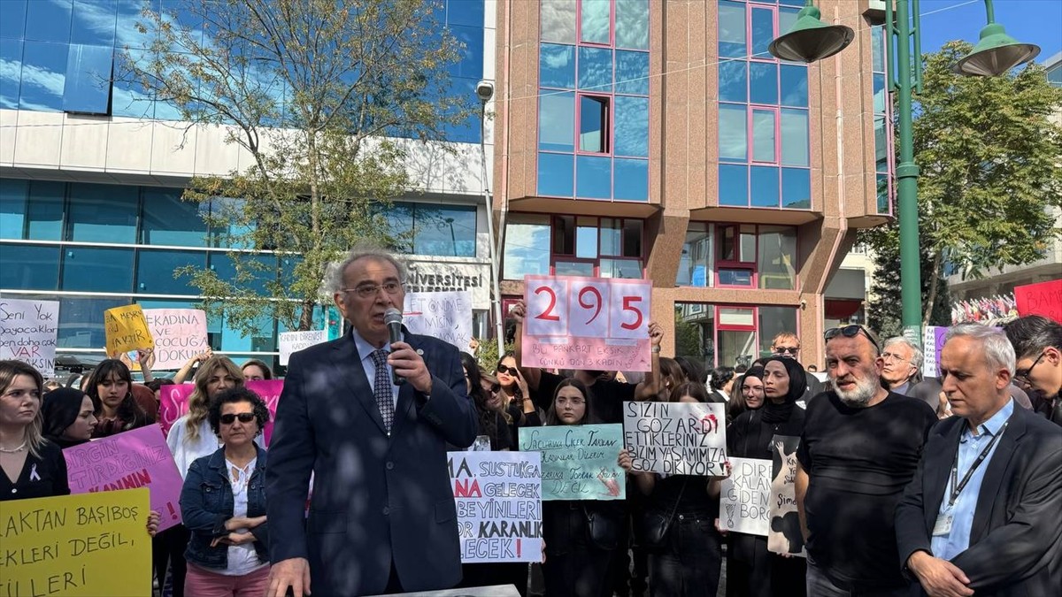 Üsküdar Üniversitesi öğrencileri, kadına ve çocuğa yönelik şiddeti protesto etti. Üniversitenin...