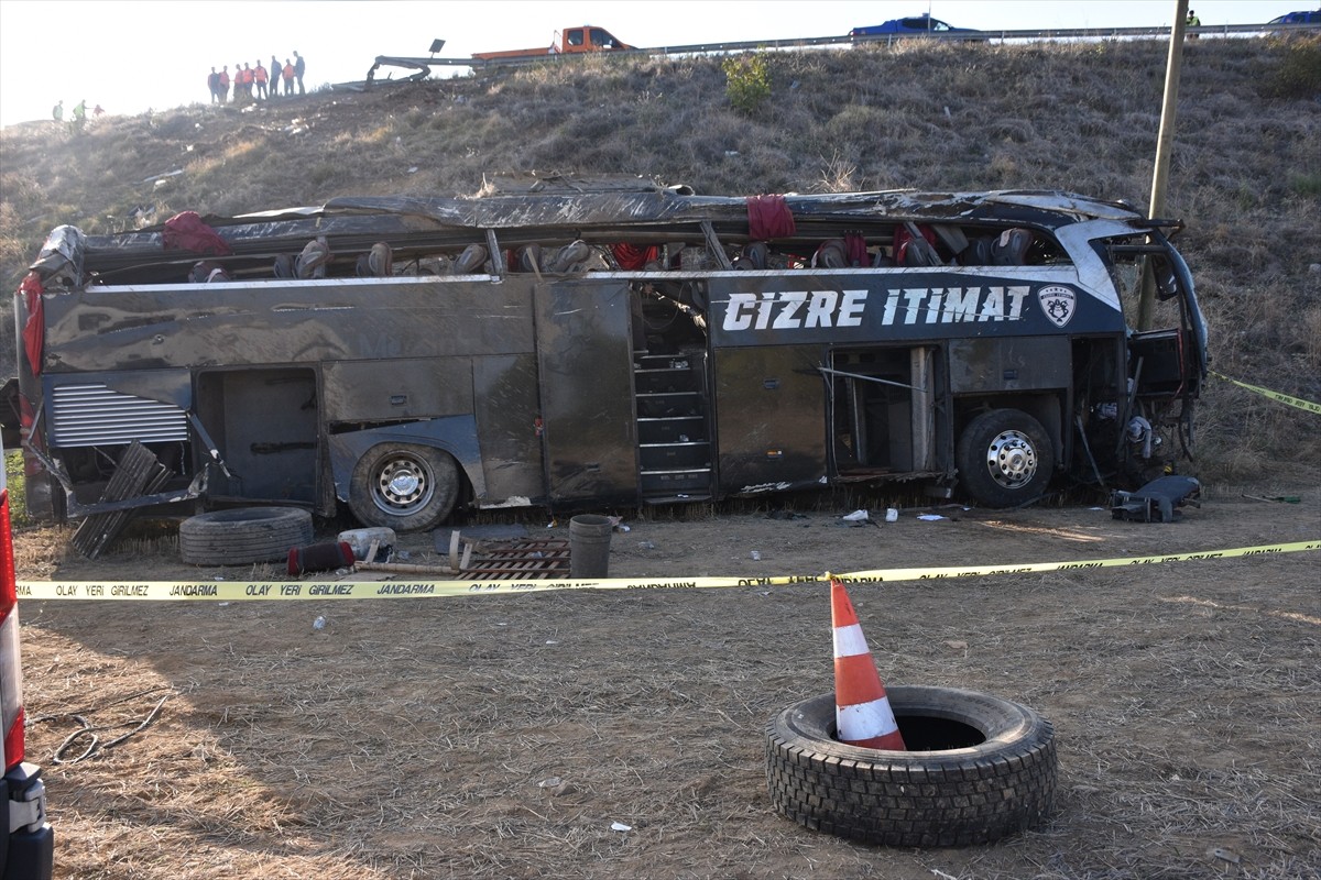 Afyonkarahisar'ın Çay ilçesinde yolcu otobüsünün devrilmesi sonucu 21 kişi yaralandı. Kaza yerine...