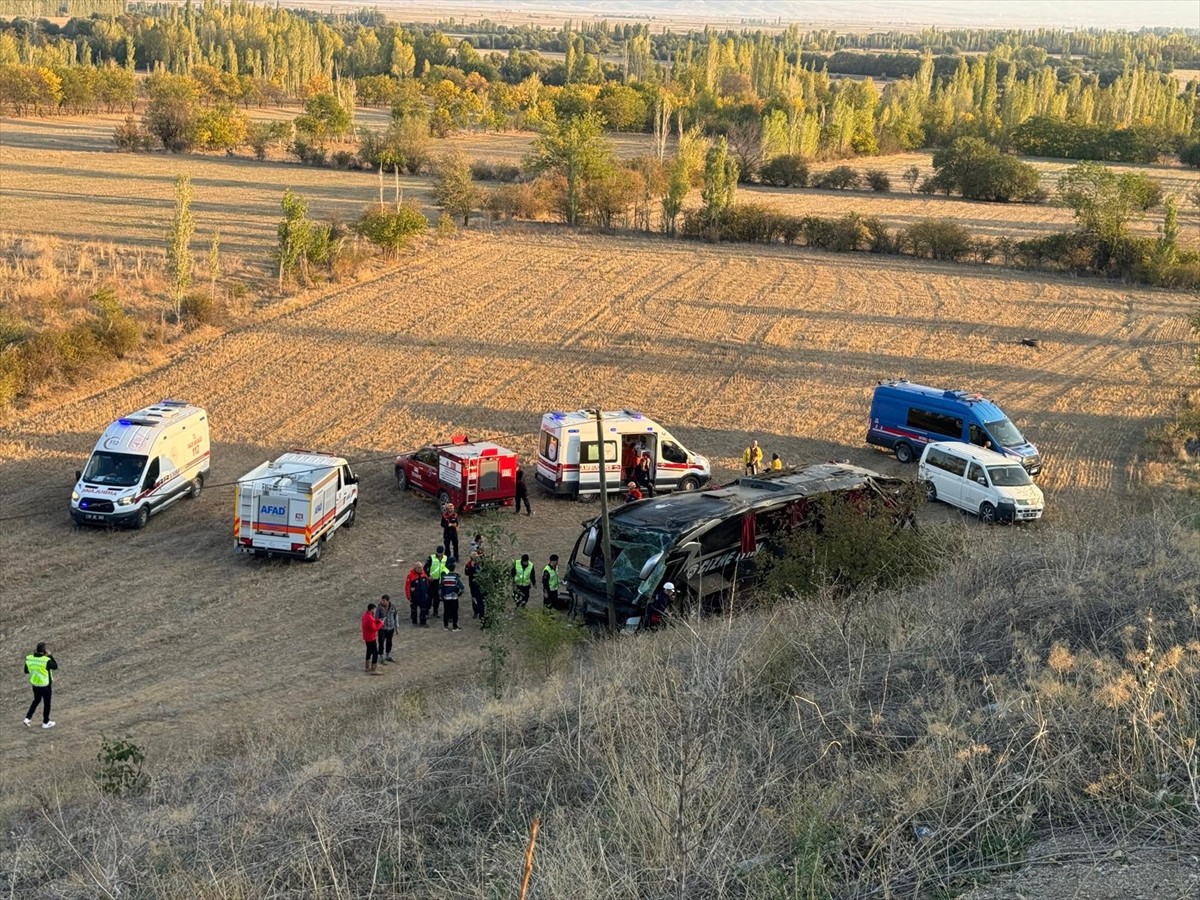 Afyonkarahisar'ın Çay ilçesinde yolcu otobüsünün devrilmesi sonucu 21 kişi yaralandı. Kaza yerine...