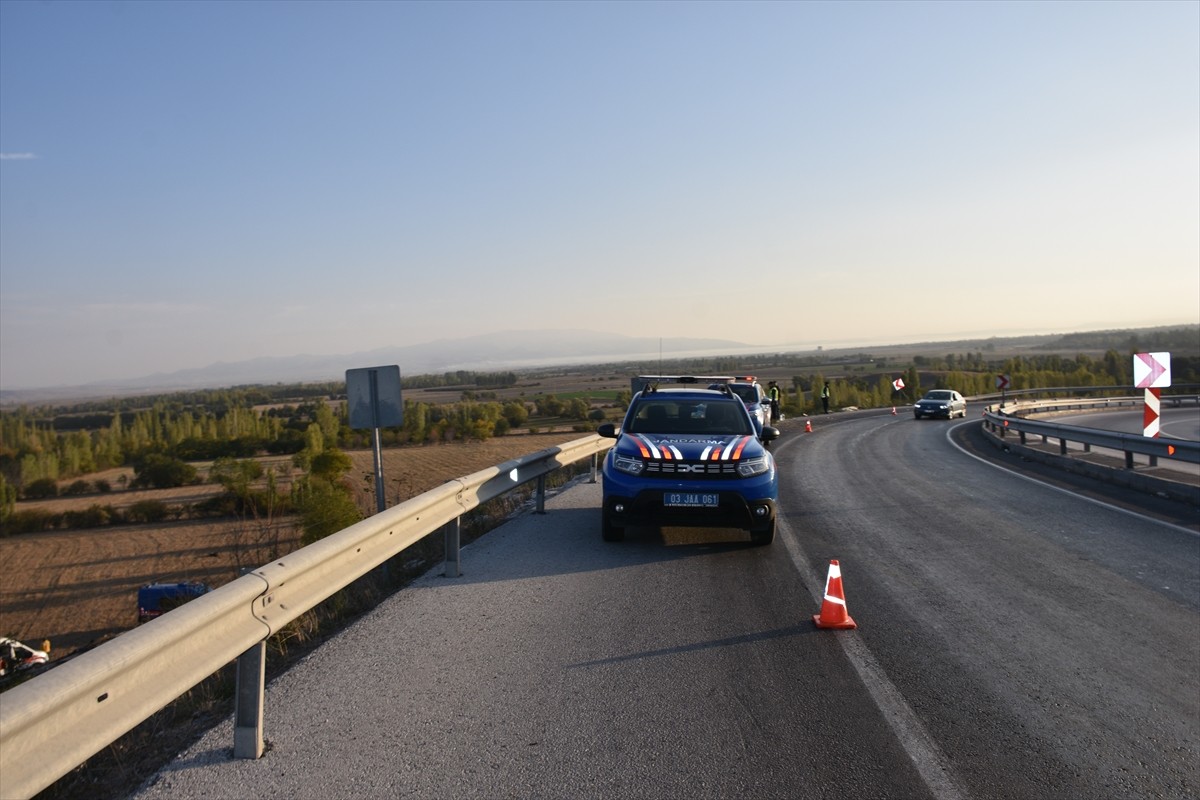 Afyonkarahisar'ın Çay ilçesinde yolcu otobüsünün devrilmesi sonucu 21 kişi yaralandı. Kaza yerine...