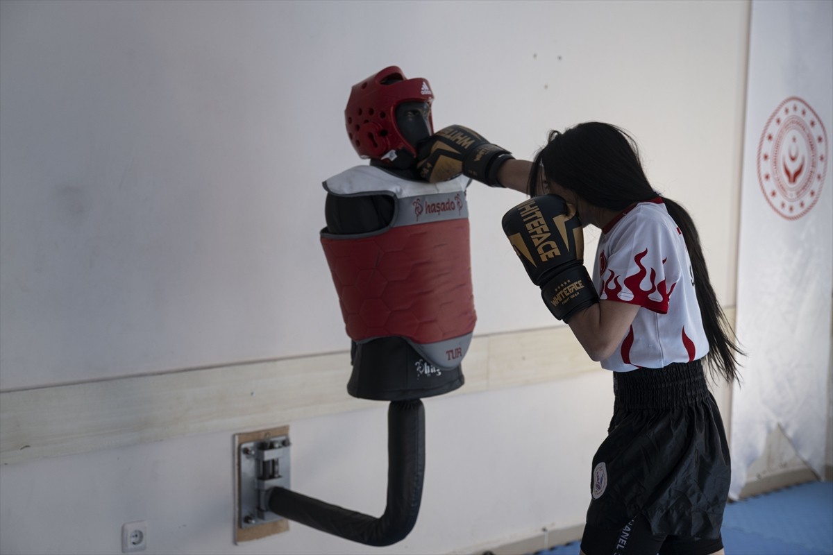 Aile ve Sosyal Hizmetler Bakanlığına bağlı Saray Çocuk Evleri Sitesinde kalan, boks ve muaythaide...