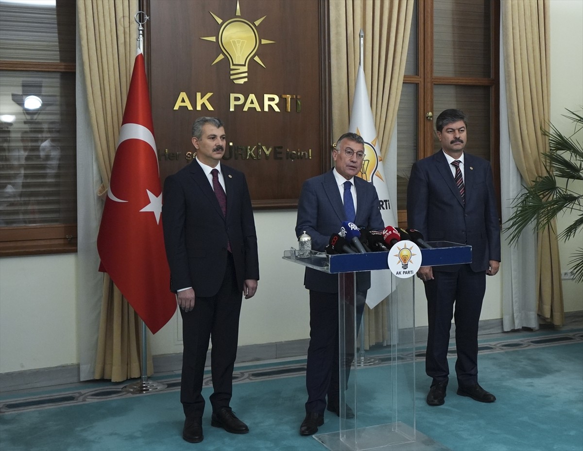 AK Parti Grup Başkanı Abdullah Güler (ortada), AK Parti milletvekilleri Hüseyin Altınsoy (solda)...