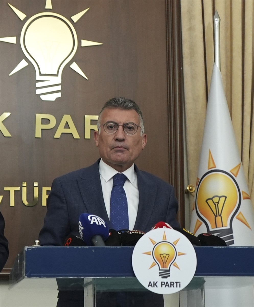 AK Parti Grup Başkanı Abdullah Güler (ortada), AK Parti milletvekilleri Hüseyin Altınsoy (solda)...