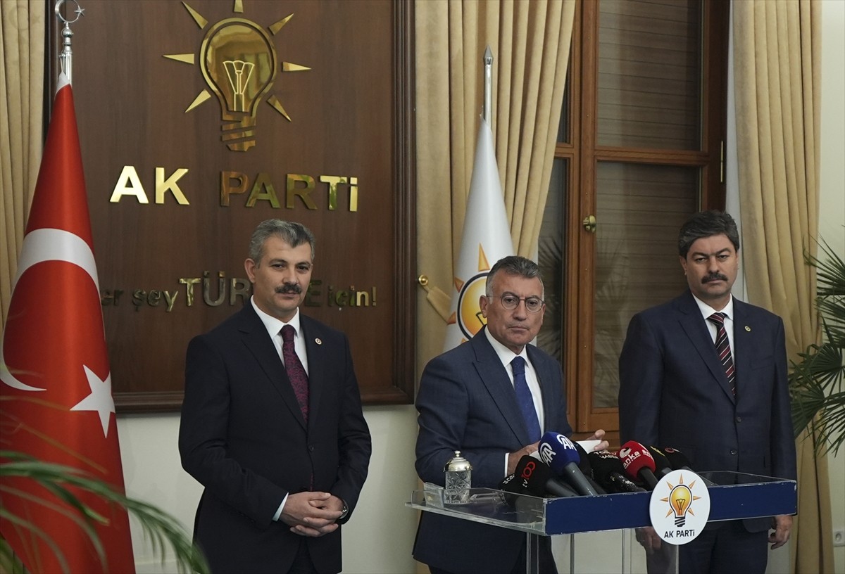 AK Parti Grup Başkanı Abdullah Güler (ortada), AK Parti milletvekilleri Hüseyin Altınsoy (solda)...