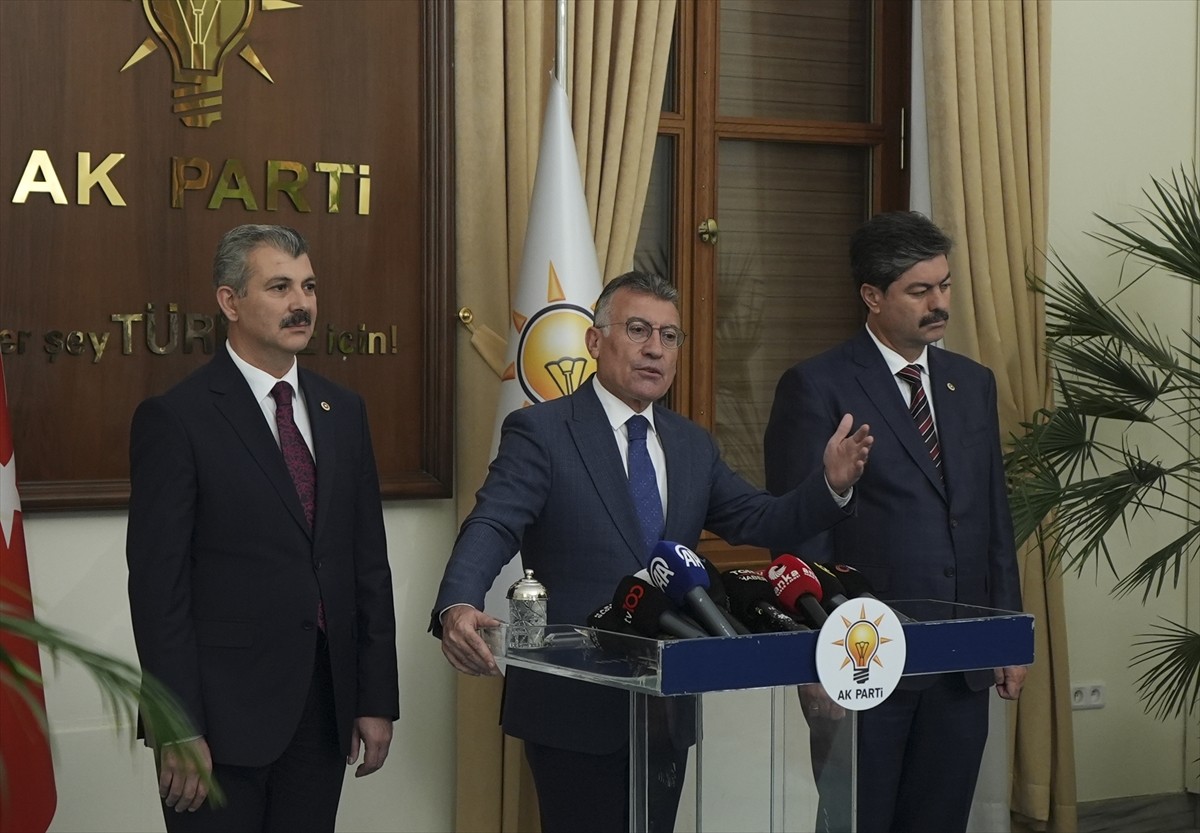 AK Parti Grup Başkanı Abdullah Güler (ortada), AK Parti milletvekilleri Hüseyin Altınsoy (solda)...