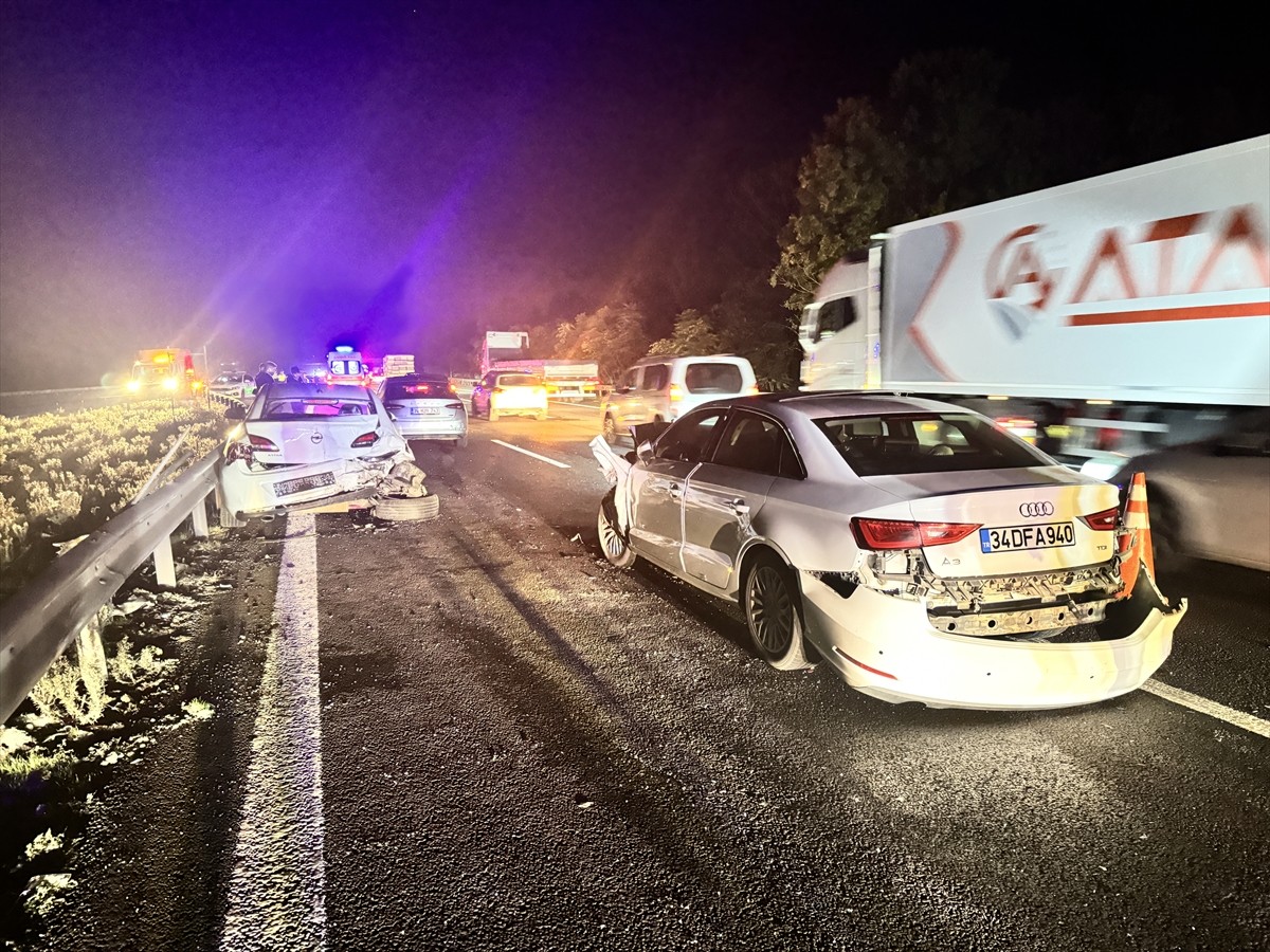 Anadolu Otoyolu'nun Sakarya geçişinde 4 aracın karıştığı zincirleme trafik kazasında 5 kişi...