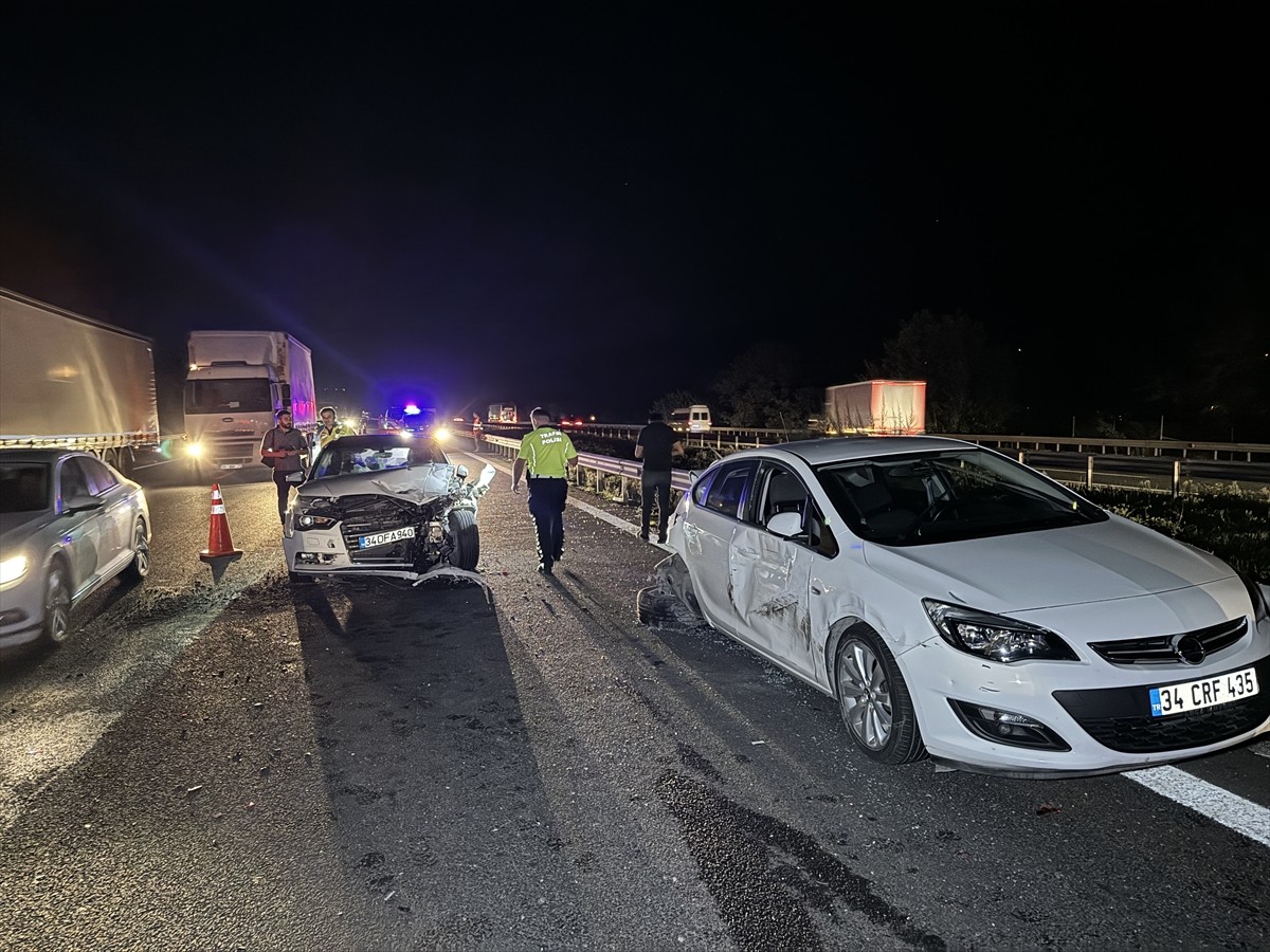 Anadolu Otoyolu'nun Sakarya geçişinde 4 aracın karıştığı zincirleme trafik kazasında 5 kişi...