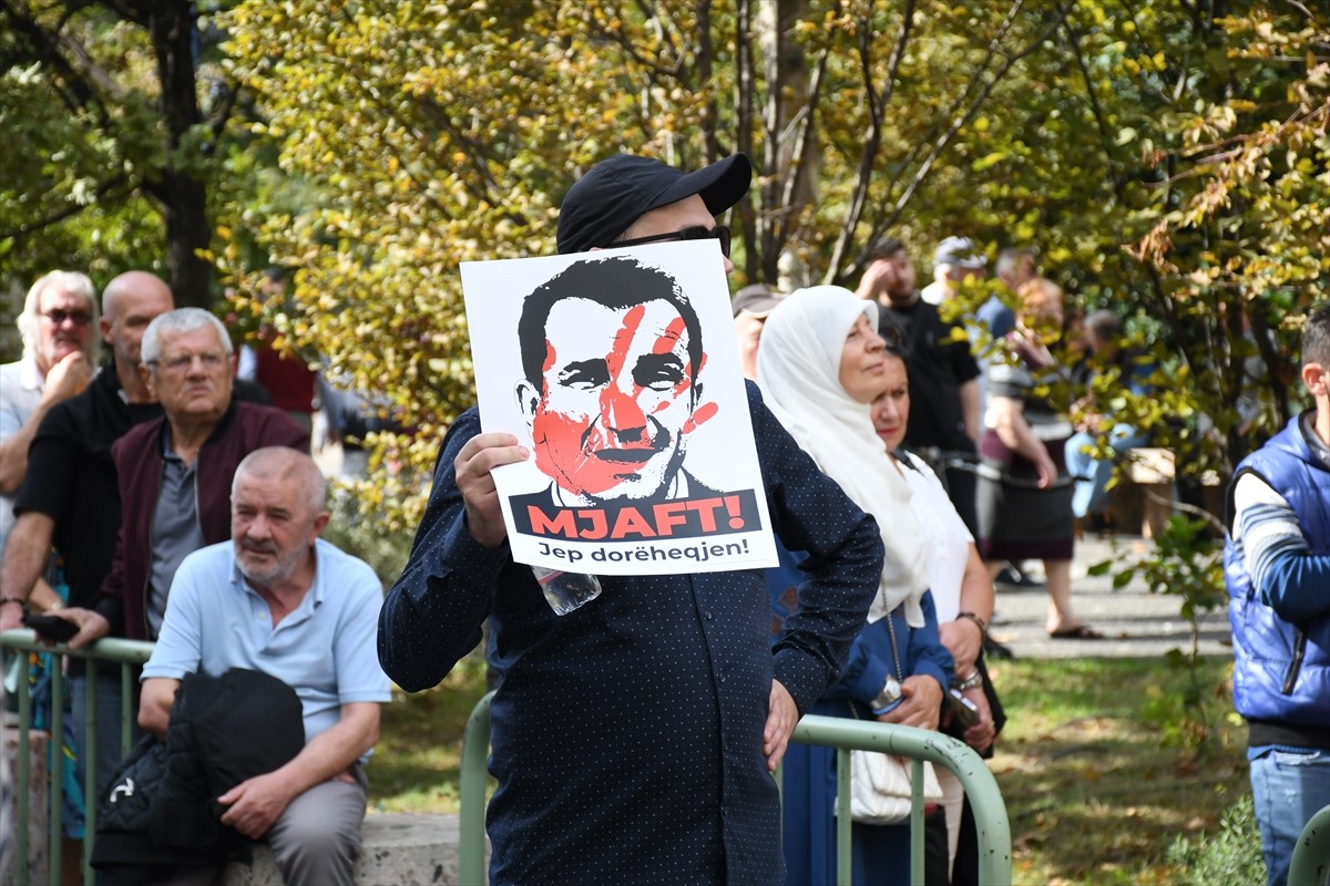 Arnavutluk'un başkenti Tiran'da belediyedeki yolsuzluk iddialarına yönelik protestolar sürerken...