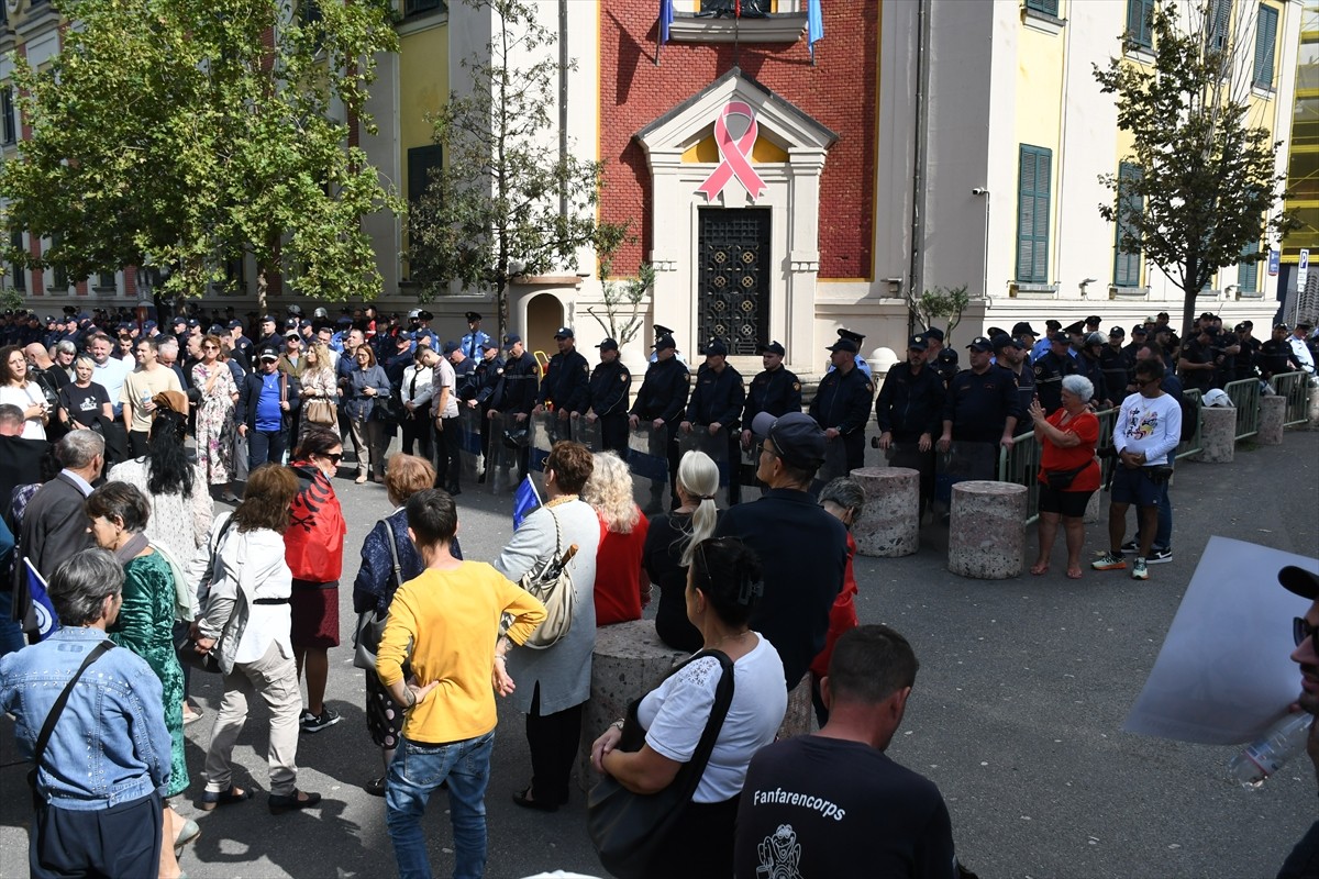 Arnavutluk'un başkenti Tiran'da belediyedeki yolsuzluk iddialarına yönelik protestolar sürerken...