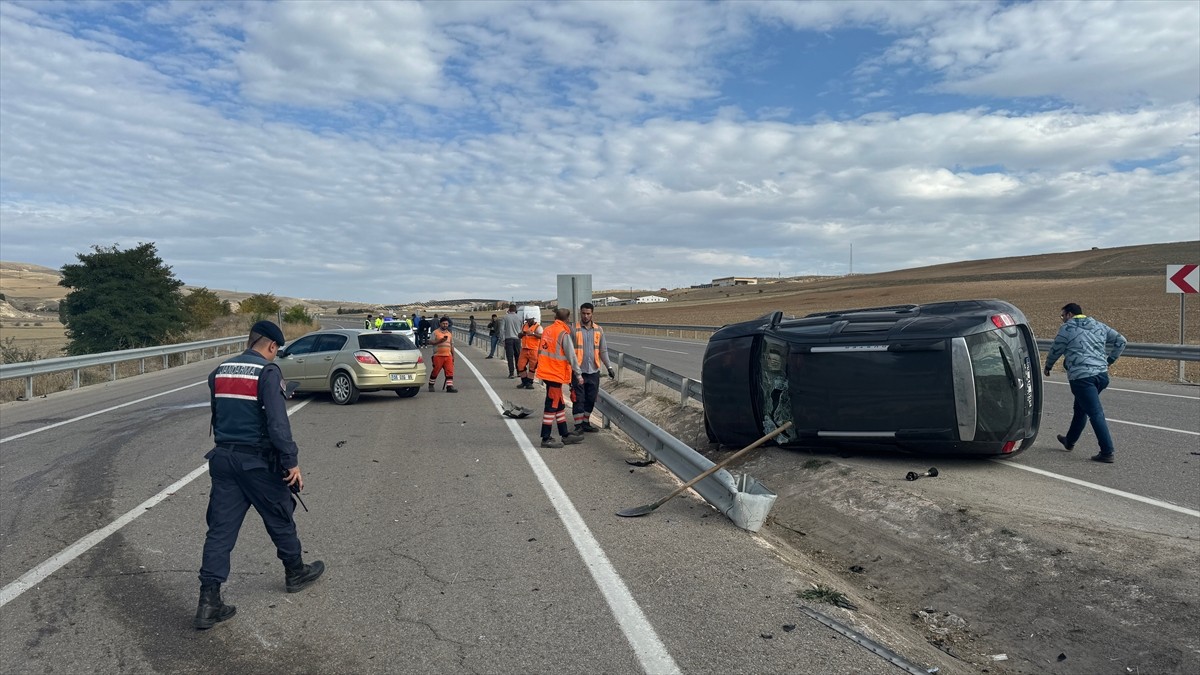 Bayburt'ta cip ile otomobilin çarpışması sonucu 2 kişi yaralandı.