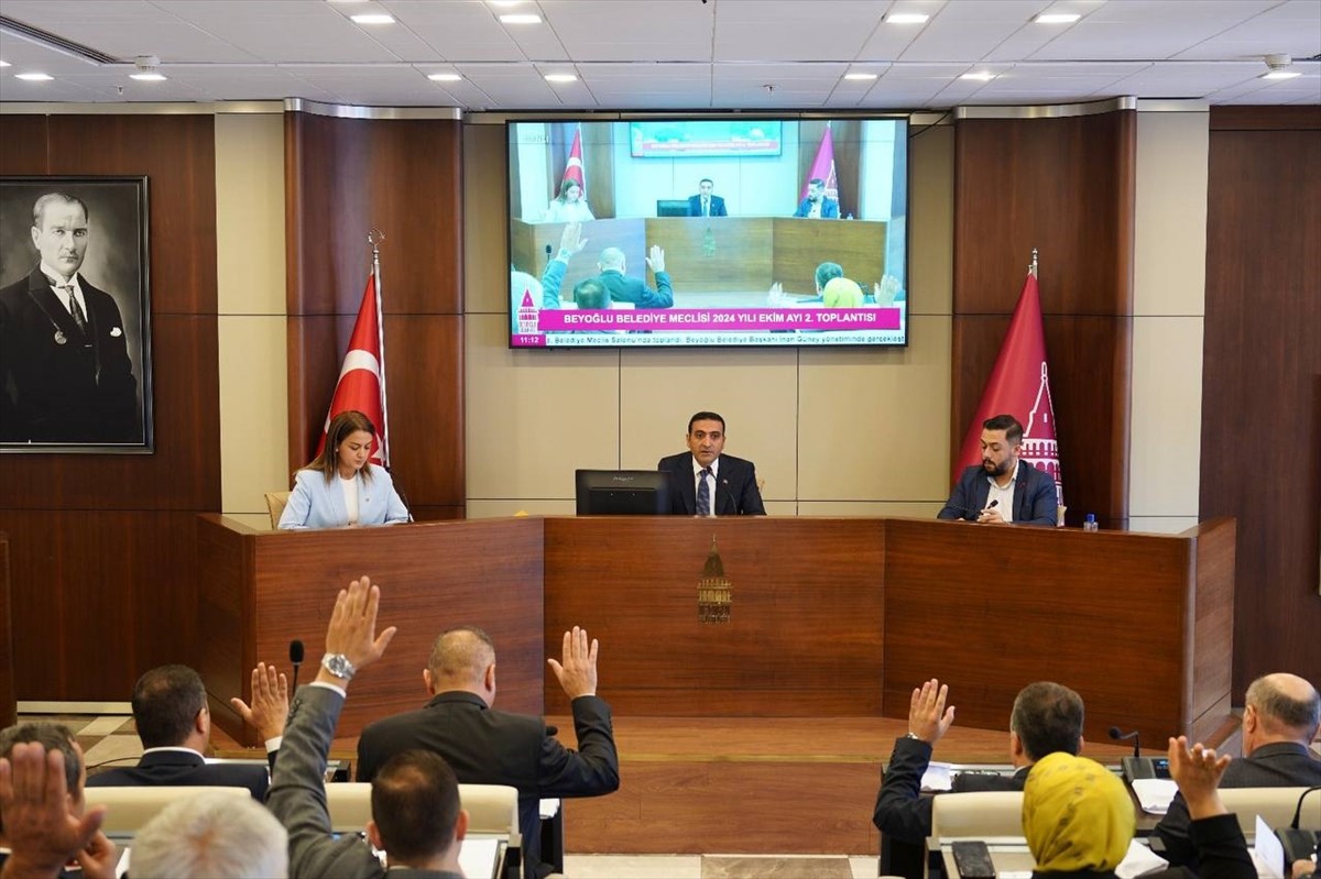 Beyoğlu Belediye Meclisi toplantısı, Belediye Başkanı İnan Güney'in (ortada) yönetiminde belediye...