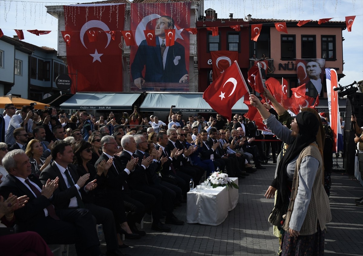 CHP Genel Başkanı Özgür Özel, Bursa'nın Mudanya ilçesinde belediye tarafından Mütareke Meydanı'nda...