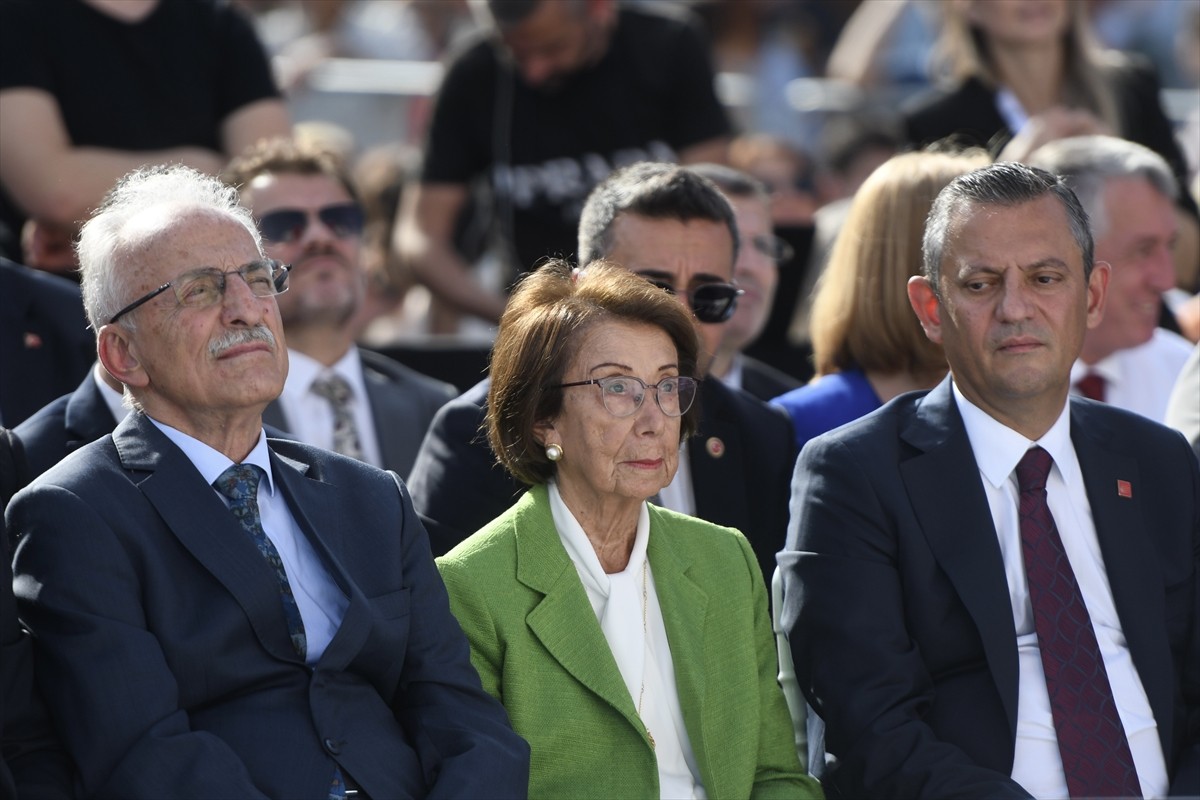 CHP Genel Başkanı Özgür Özel, Bursa'nın Mudanya ilçesinde belediye tarafından Mütareke Meydanı'nda...