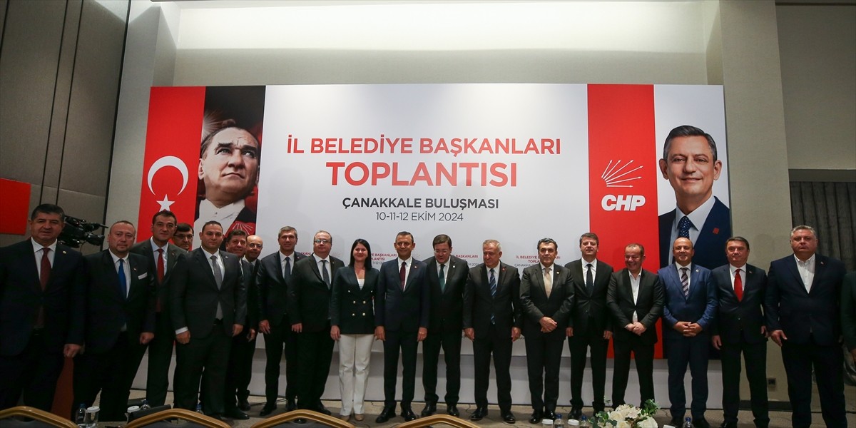 CHP Genel Başkanı Özgür Özel, Çanakkale'deki bir otelde düzenlenen İl Belediye Başkanları...