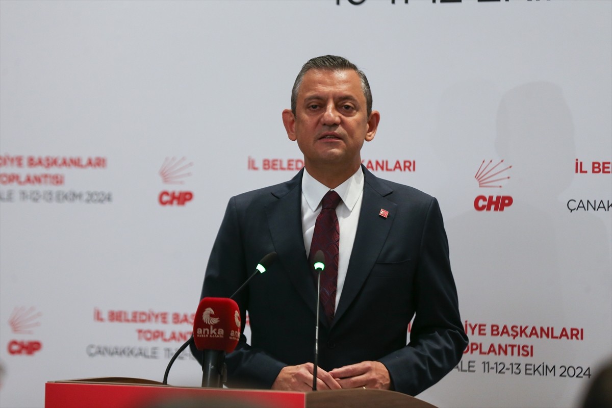 CHP Genel Başkanı Özgür Özel, Çanakkale'deki bir otelde düzenlenen İl Belediye Başkanları...