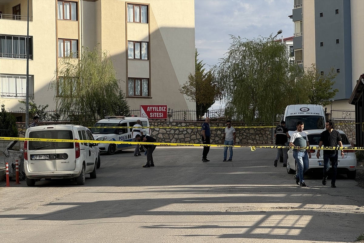 Elazığ'da iki grup arasında çıkan kavgada 3 kişi yaralandı. Olay yerinde polis ekipleri inceleme...