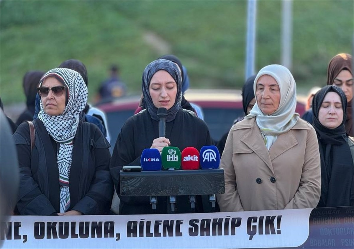 İstanbul'da bir araya gelen çok sayıda sivil toplum kuruluşu üyesi kadın, İkbal Uzuner ile Ayşenur...