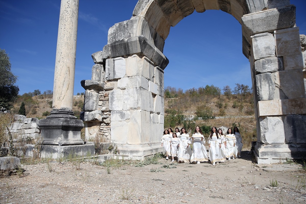 Muğla'nın Yatağan ilçesindeki Stratonikeia Antik Kenti'nde, ''Anahtar Taşıma'' töreni...