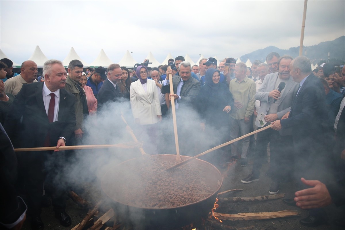 Rize'nin yöresel lezzetlerinin tanıtıldığı 4. GastroRize Festivali başladı. Rize Belediyesi...