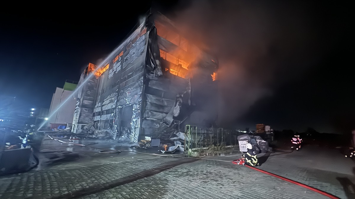 Tekirdağ'ın Çerkezköy ilçesinde, kozmetik üretimi yapılan fabrikada çıkan yangın kontrol altına...