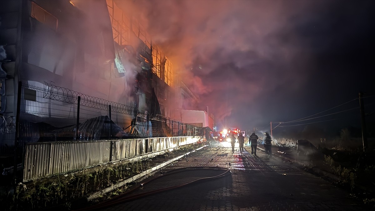 Tekirdağ'ın Çerkezköy ilçesinde, kozmetik üretimi yapılan fabrikada çıkan yangın kontrol altına...