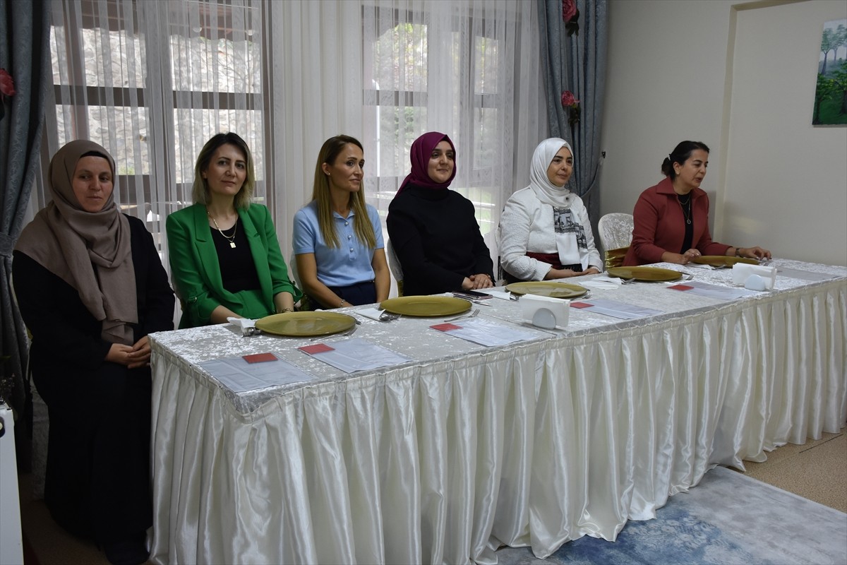 Trabzon'da, 11 Ekim Dünya Kız Çocukları Günü dolayısıyla çocuk evlerinde koruma ve bakım altında...