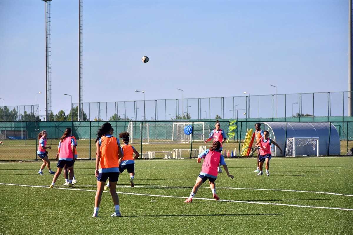 Turkcell Kadın Futbol Süper Ligi ekiplerinden Trabzonspor Petrol Ofisi, sezonu üst sıralarda...