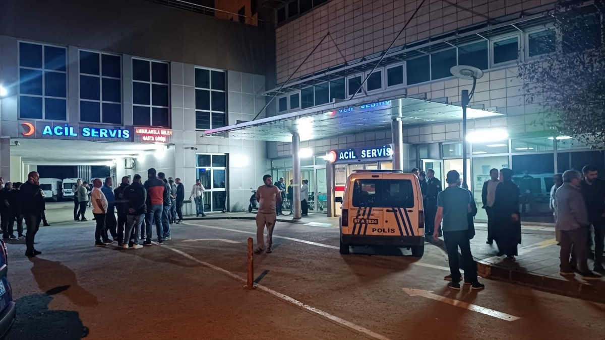 Zonguldak'ın Devrek ilçesinde silahlı saldırı sonucu 2 kişi yaşamını yitirdi. Ambulansla Devrek...