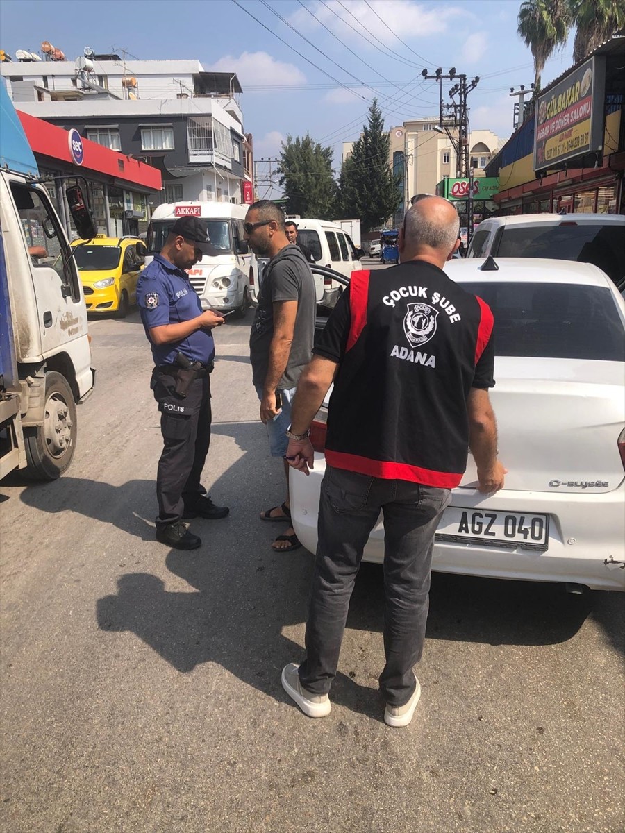 Adana'da okulların çevresinde polis ekiplerince denetim yapıldı.