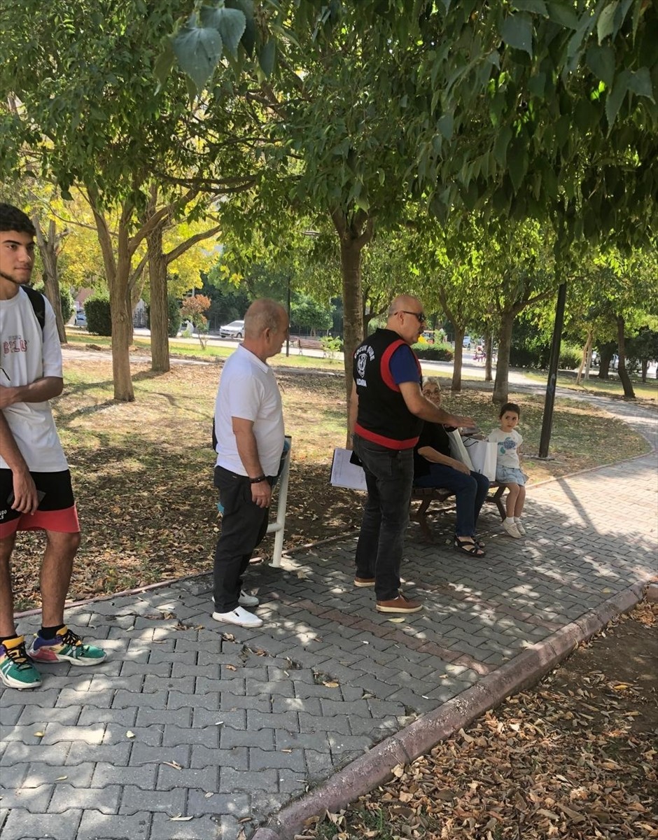 Adana'da okulların çevresinde polis ekiplerince denetim yapıldı.