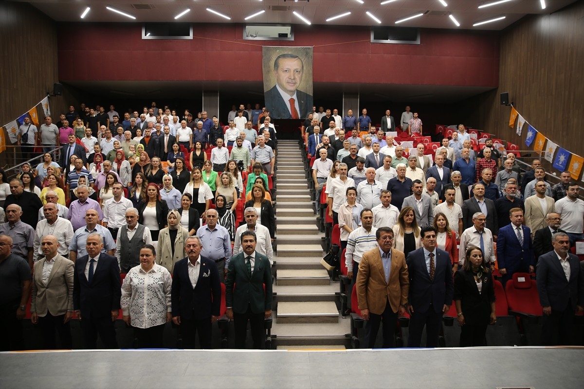 AK Parti Genel Başkan Yardımcısı Nihat Zeybekci (sağ 4) Denizli'nin Sarayköy ilçesindeki Sarayköy...