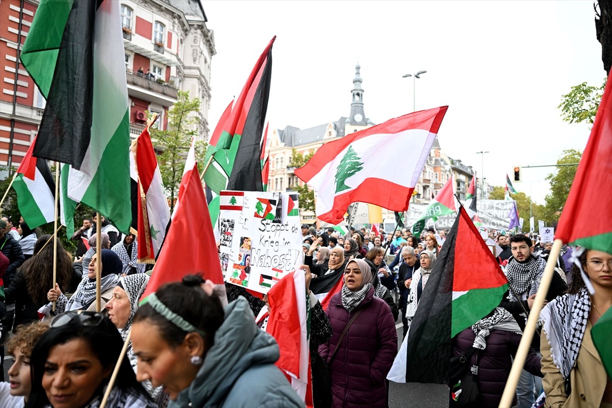 Almanya'nın başkenti Berlin'de İsrail'in Gazze'ye saldırıları, düzenlenen bir yürüyüşle protesto...