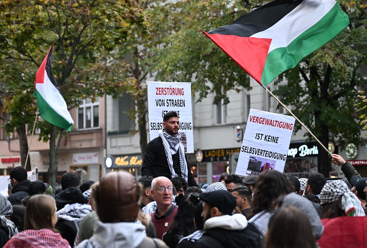 Almanya'nın başkenti Berlin'de İsrail'in Gazze'ye saldırıları, düzenlenen bir yürüyüşle protesto...