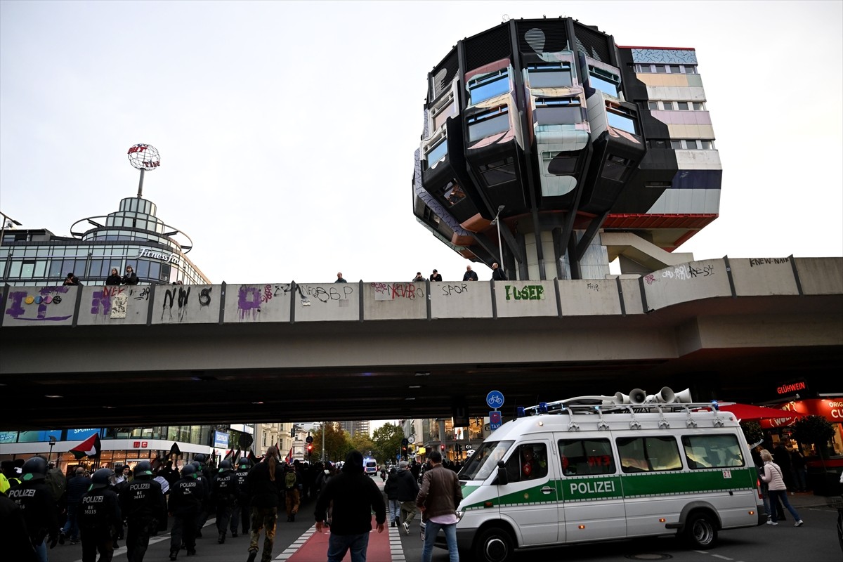 Almanya'nın başkenti Berlin'de İsrail'in Gazze'ye saldırıları, düzenlenen bir yürüyüşle protesto...