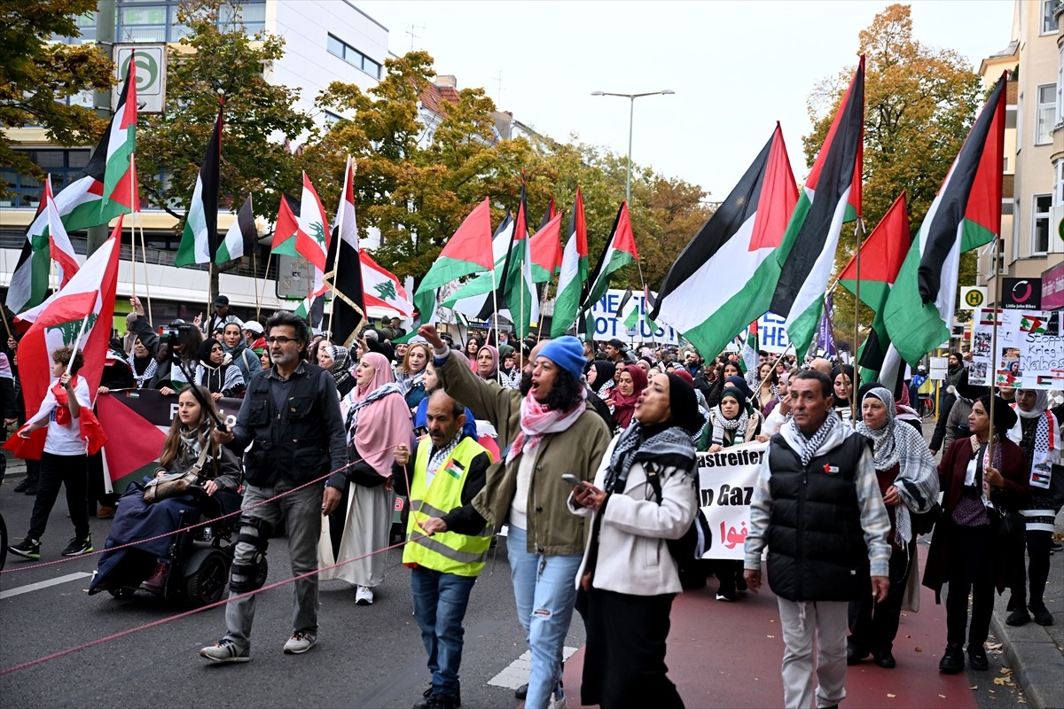 Almanya'nın başkenti Berlin'de İsrail'in Gazze'ye saldırıları, düzenlenen bir yürüyüşle protesto...