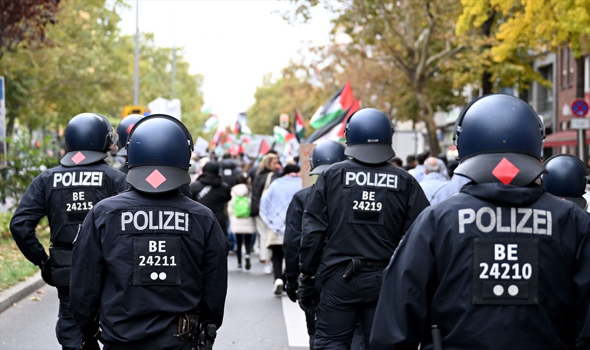 Almanya'nın başkenti Berlin'de İsrail'in Gazze'ye saldırıları, düzenlenen bir yürüyüşle protesto...