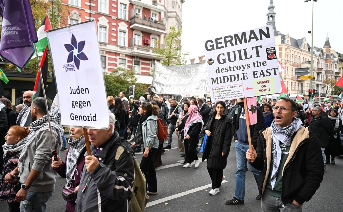 Almanya'nın başkenti Berlin'de İsrail'in Gazze'ye saldırıları, düzenlenen bir yürüyüşle protesto...