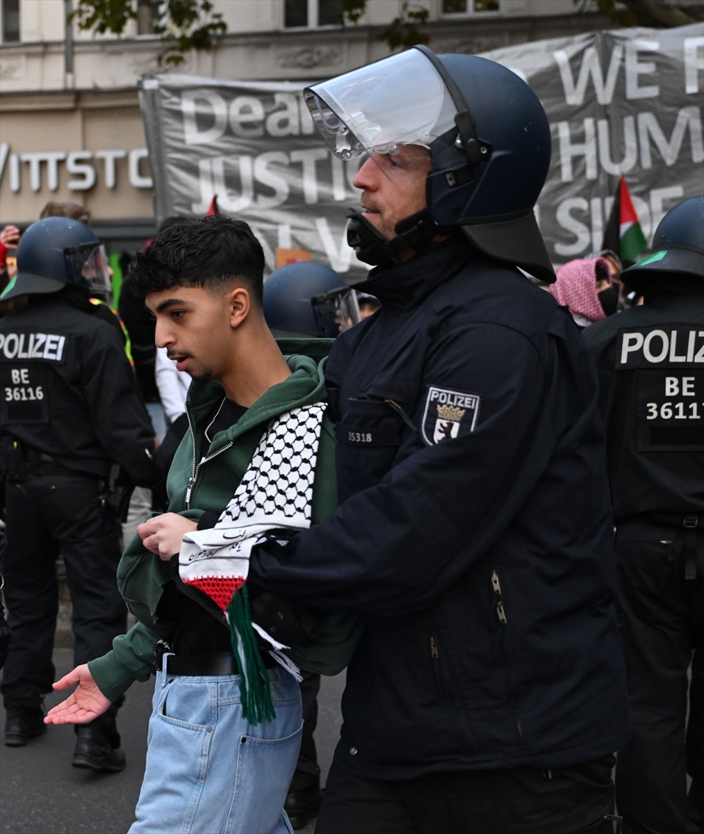 Almanya'nın başkenti Berlin'de İsrail'in Gazze'ye saldırıları, düzenlenen bir yürüyüşle protesto...