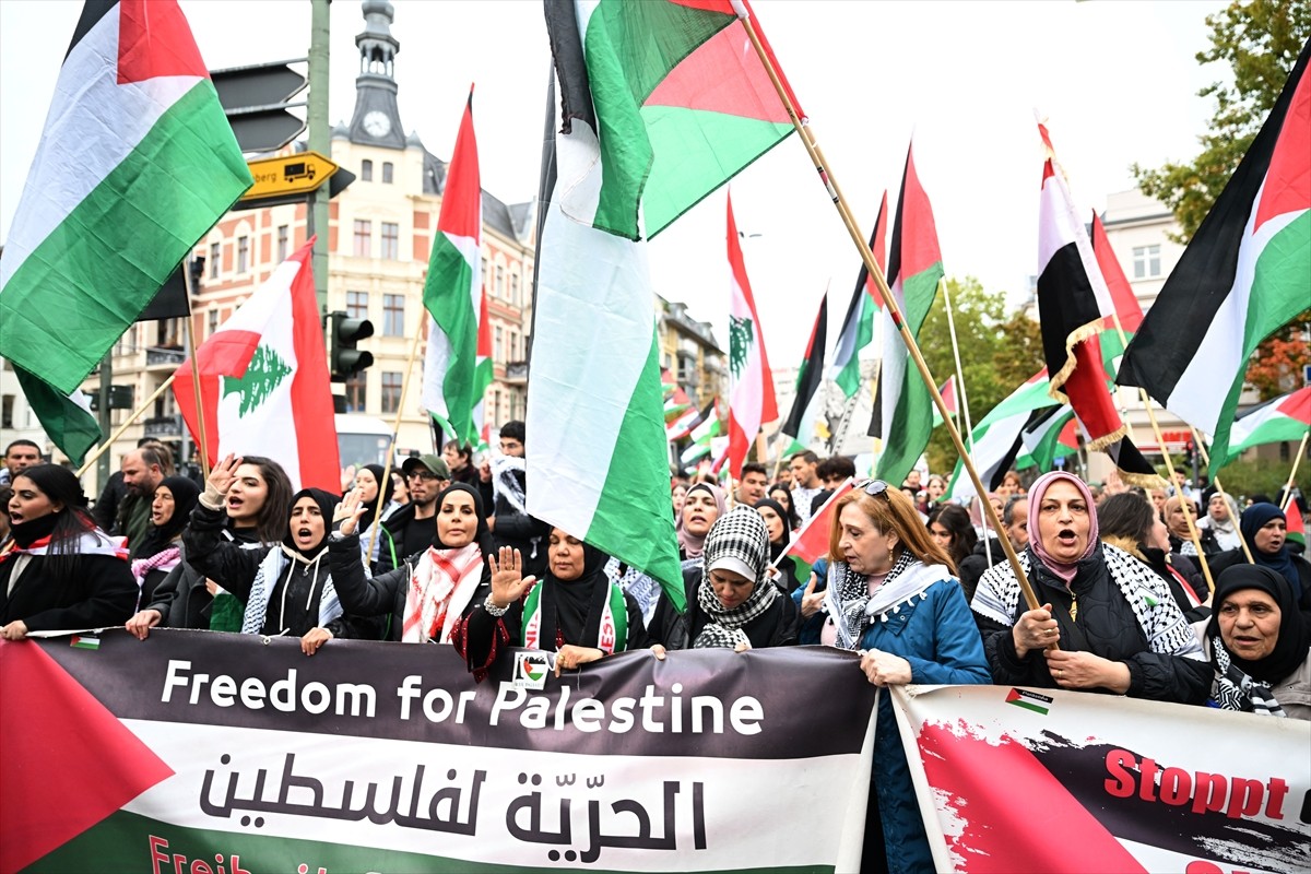 Almanya'nın başkenti Berlin'de İsrail'in Gazze'ye saldırıları, düzenlenen bir yürüyüşle protesto...