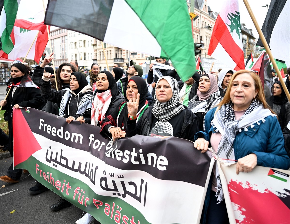 Almanya'nın başkenti Berlin'de İsrail'in Gazze'ye saldırıları, düzenlenen bir yürüyüşle protesto...