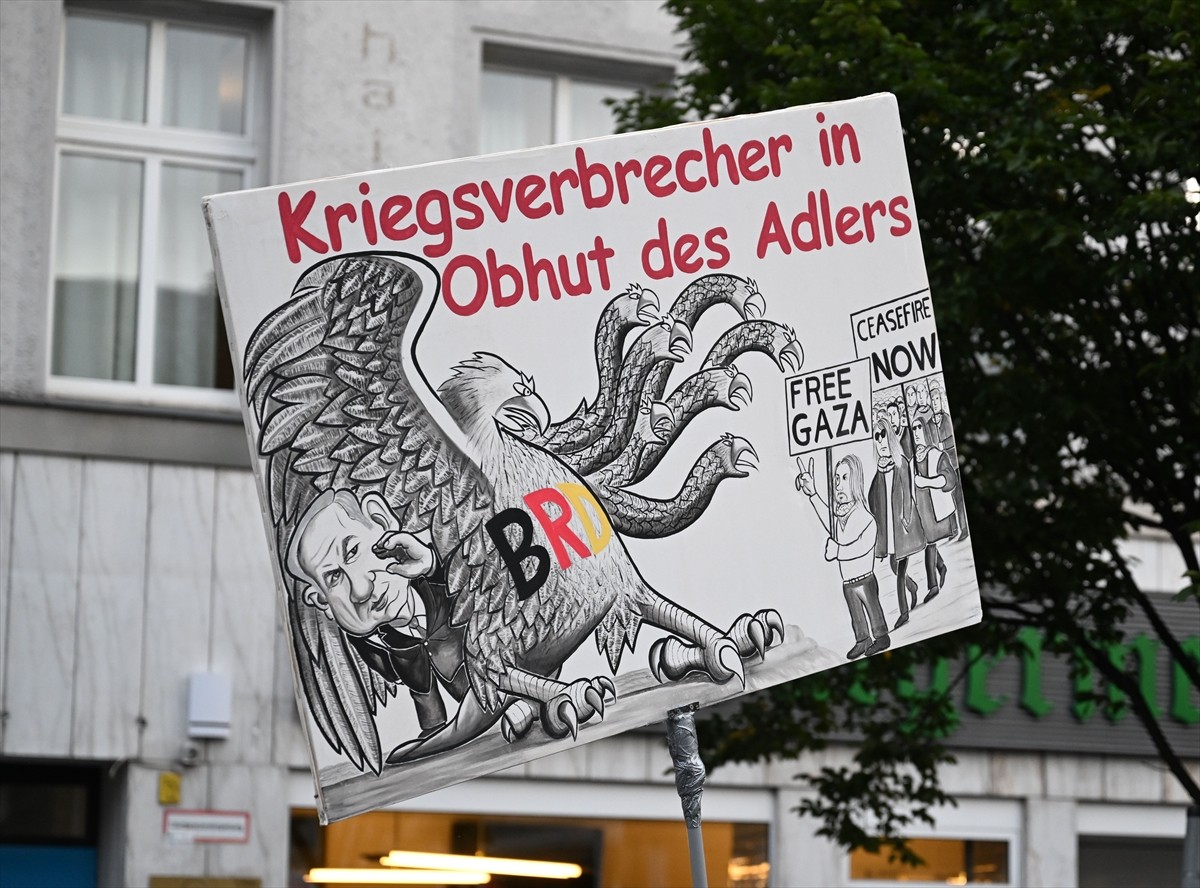 Almanya'nın başkenti Berlin'de İsrail'in Gazze'ye saldırıları, düzenlenen bir yürüyüşle protesto...