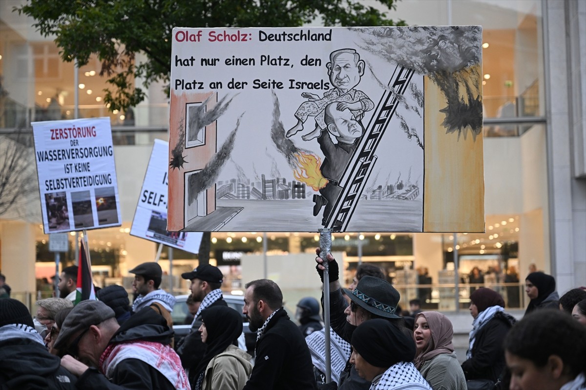 Almanya'nın başkenti Berlin'de İsrail'in Gazze'ye saldırıları, düzenlenen bir yürüyüşle protesto...