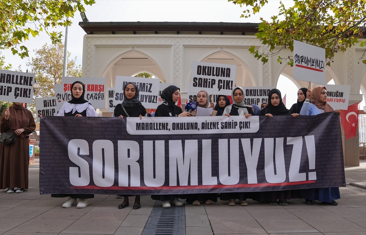 Ankara Genç İHH gönüllüleri, Hacı Bayram Camisi'nde kadına yönelik şiddet olaylarını "Mahallene...