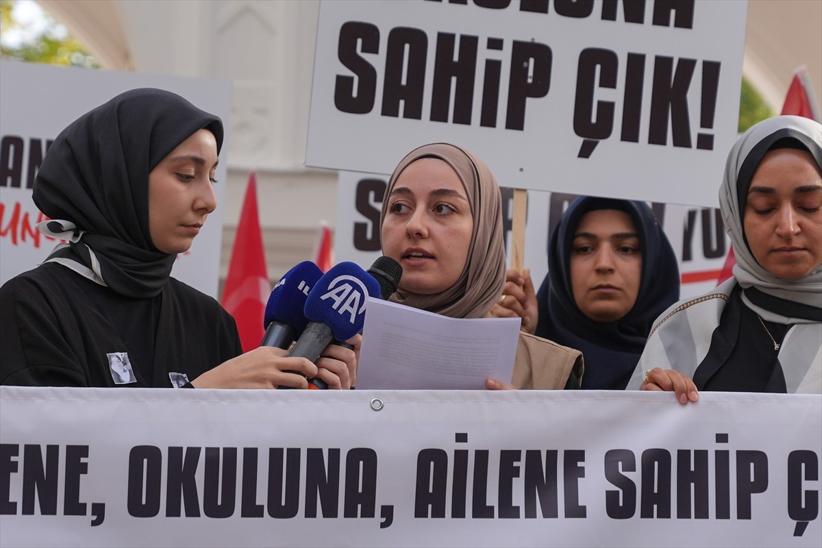 Ankara Genç İHH gönüllüleri, Hacı Bayram Camisi'nde kadına yönelik şiddet olaylarını "Mahallene...