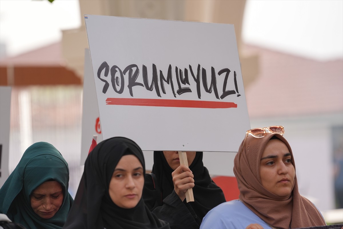 Ankara Genç İHH gönüllüleri, Hacı Bayram Camisi'nde kadına yönelik şiddet olaylarını "Mahallene...