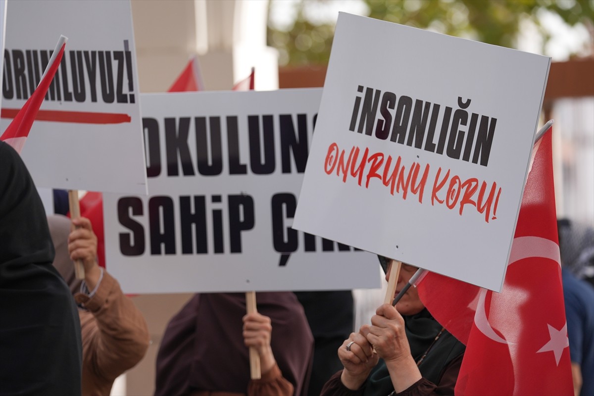 Ankara Genç İHH gönüllüleri, Hacı Bayram Camisi'nde kadına yönelik şiddet olaylarını "Mahallene...