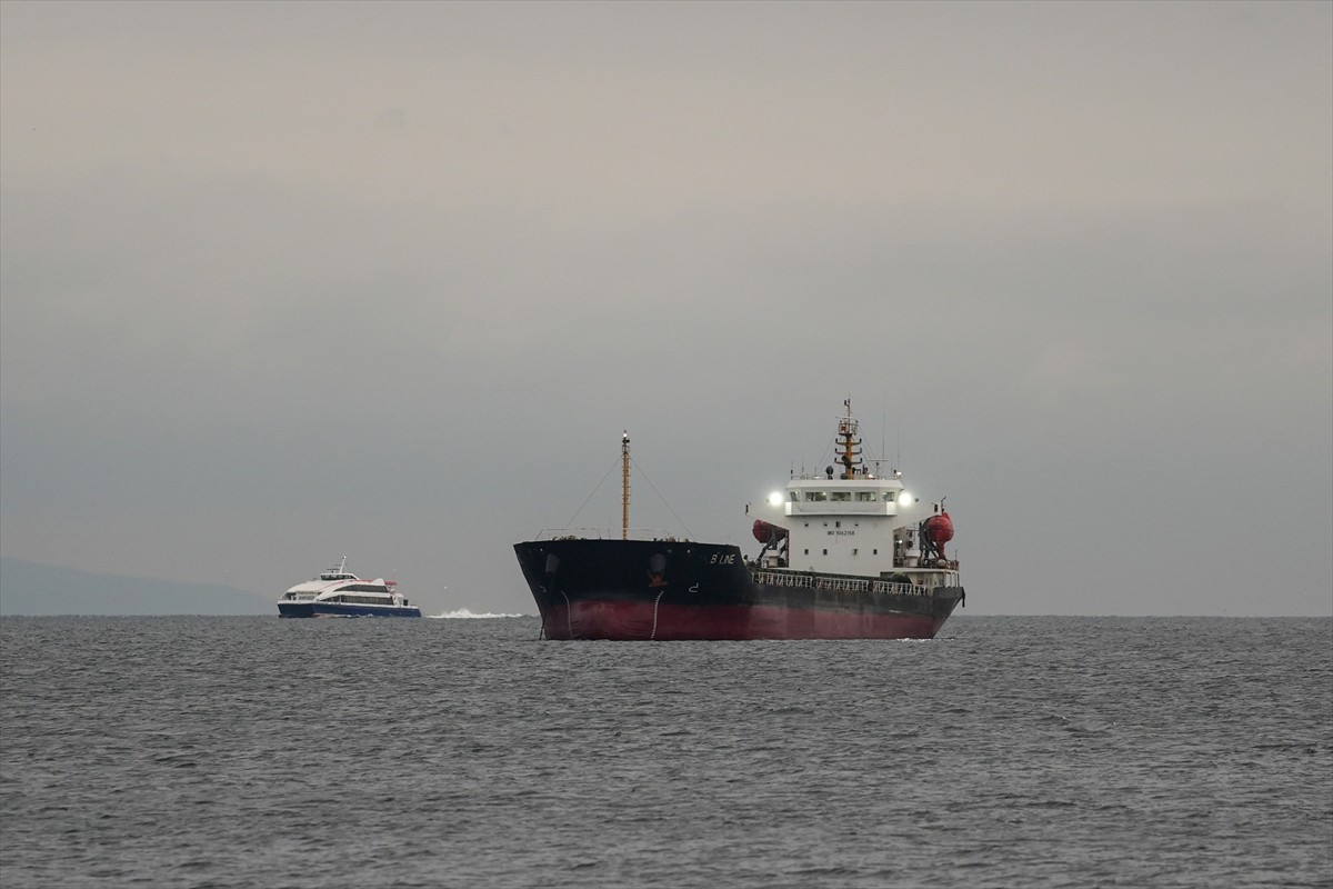 Arızalanan kuru yük gemisi dolayısıyla çift yönlü askıya alınan İstanbul Boğazı'ndaki trafik...