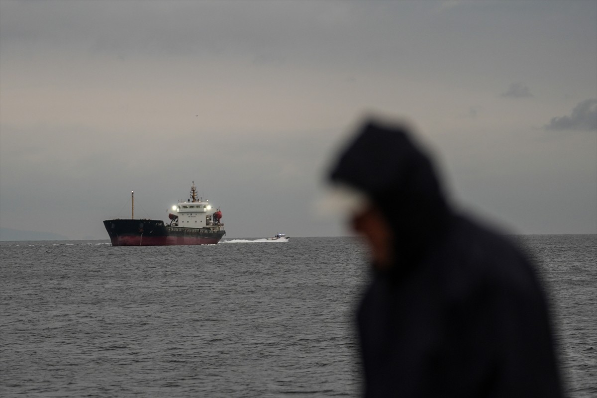 Arızalanan kuru yük gemisi dolayısıyla çift yönlü askıya alınan İstanbul Boğazı'ndaki trafik...